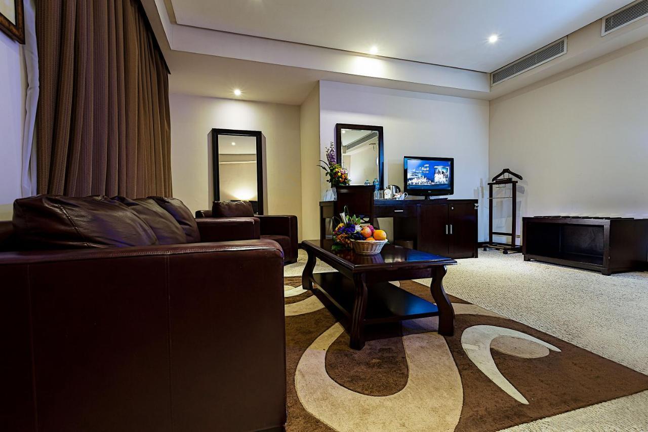 Monroe Hotel & Suites Манама Экстерьер фото