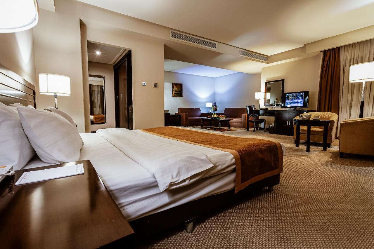 Monroe Hotel & Suites Манама Экстерьер фото