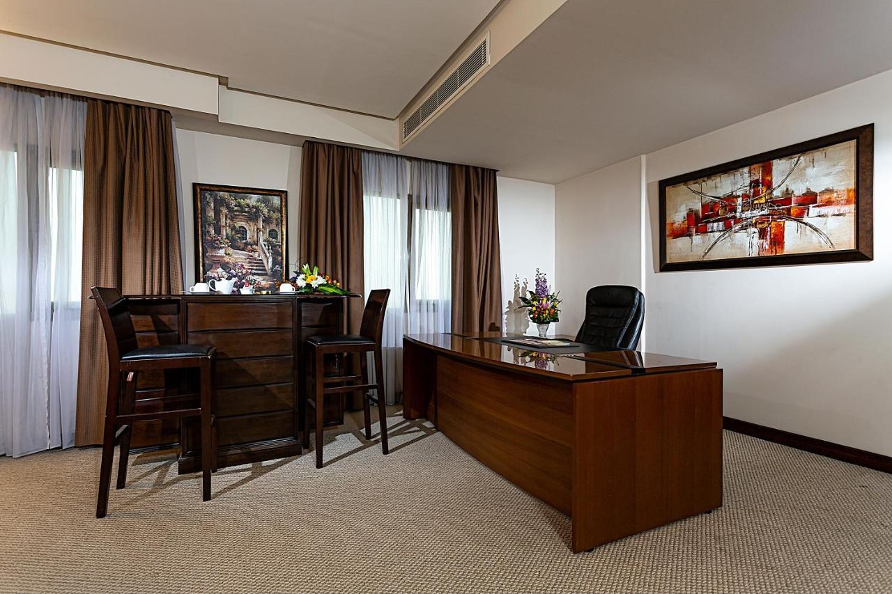 Monroe Hotel & Suites Манама Экстерьер фото