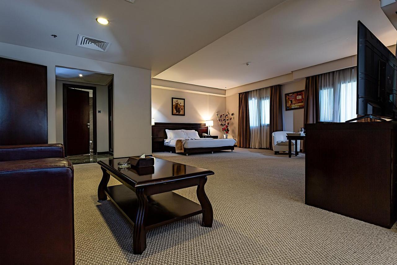 Monroe Hotel & Suites Манама Экстерьер фото