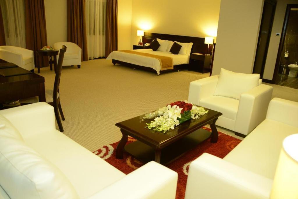 Monroe Hotel & Suites Манама Экстерьер фото