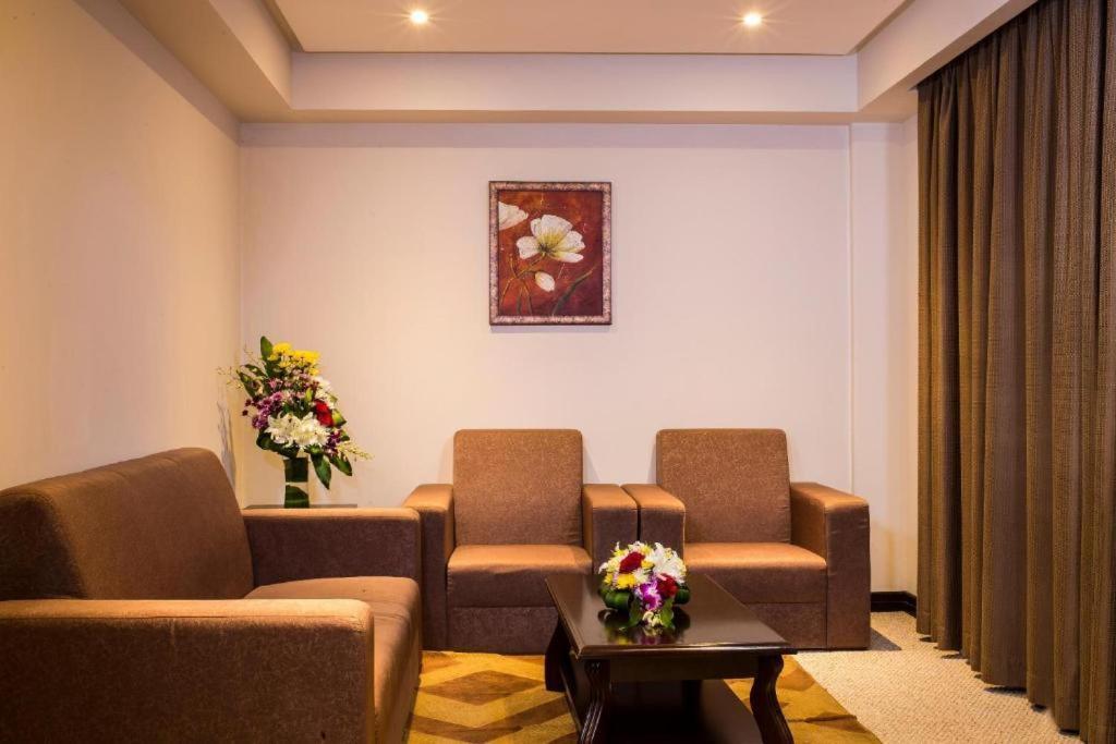 Monroe Hotel & Suites Манама Экстерьер фото