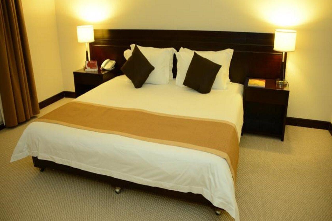 Monroe Hotel & Suites Манама Экстерьер фото