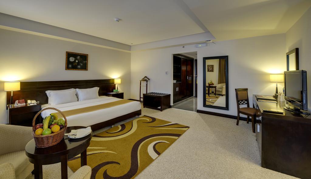 Monroe Hotel & Suites Манама Экстерьер фото
