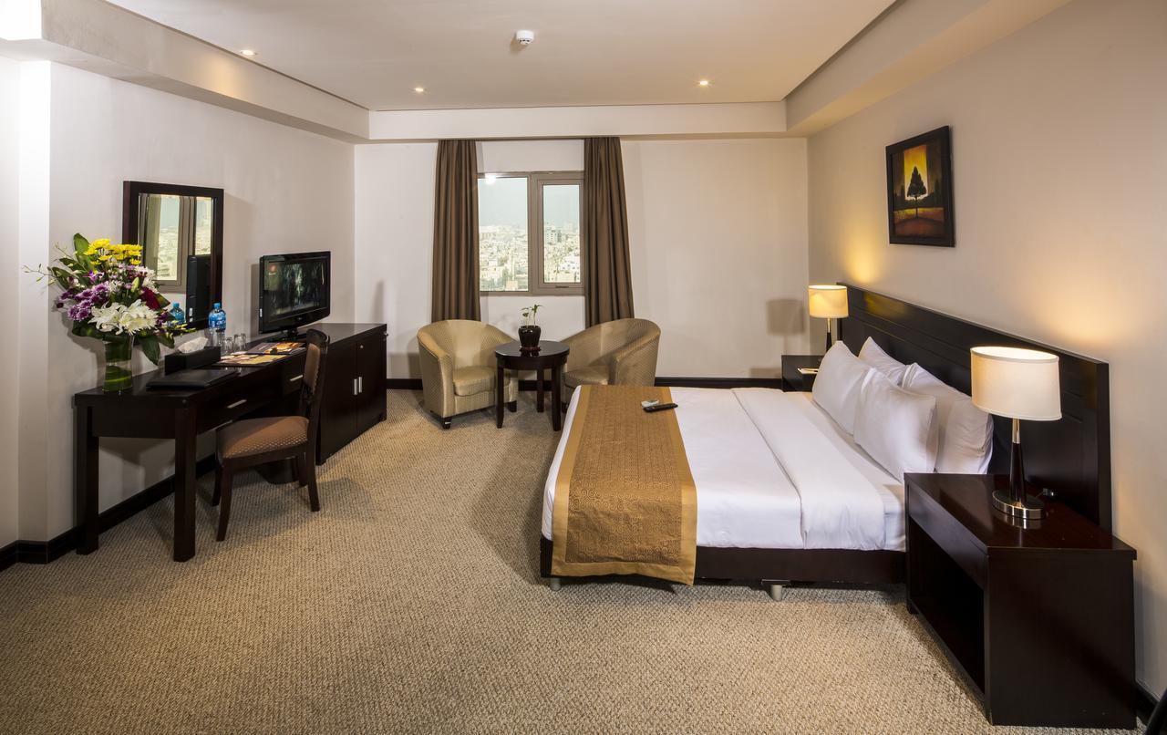 Monroe Hotel & Suites Манама Экстерьер фото