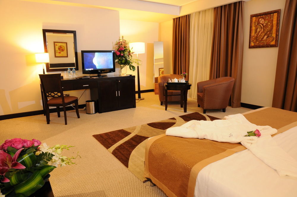 Monroe Hotel & Suites Манама Экстерьер фото