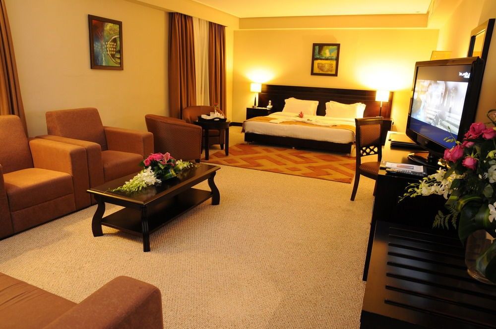 Monroe Hotel & Suites Манама Экстерьер фото